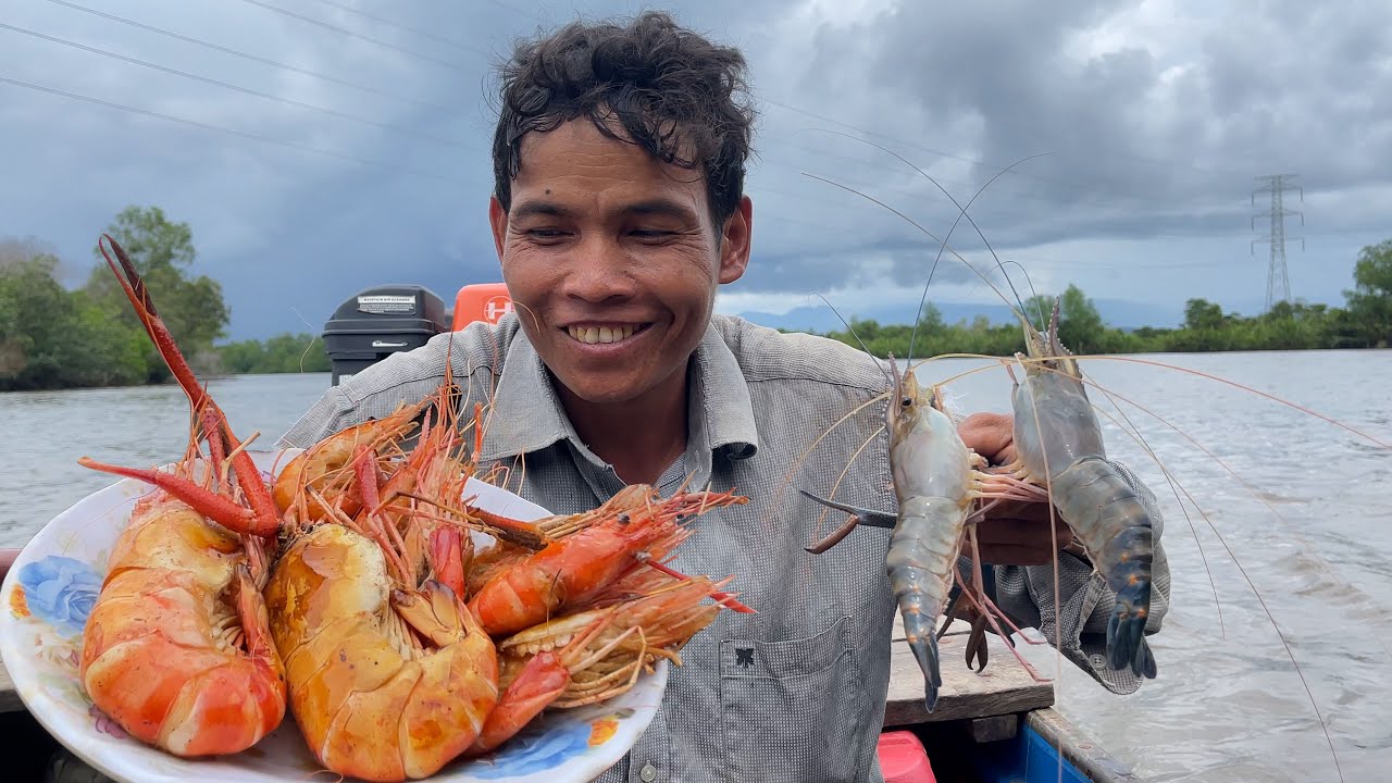 បង្កងបាធំៗទឹកសាបចុះមកច្រើនណាស់តាមកោះនានា FISHING PRAWNS ON THE BOAT AND COOK VERY WELL 4K VIDEO