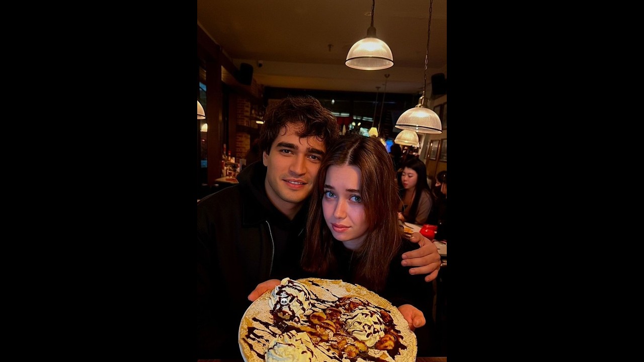 Afra Saraçoğlu and Mert Ramazan Demir in the restaurant