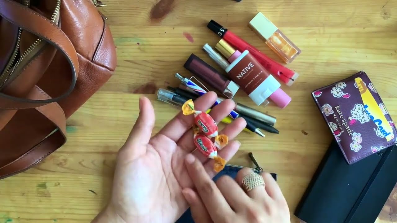 What's in my Sydney satchel Fossil bag? 👀