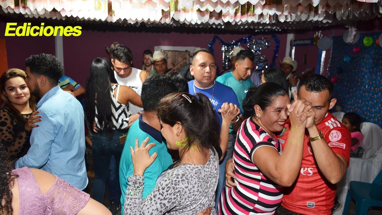 Fiesta con música de cuerda #12 en 15 años de Yenifer - Ediciones Mendoza