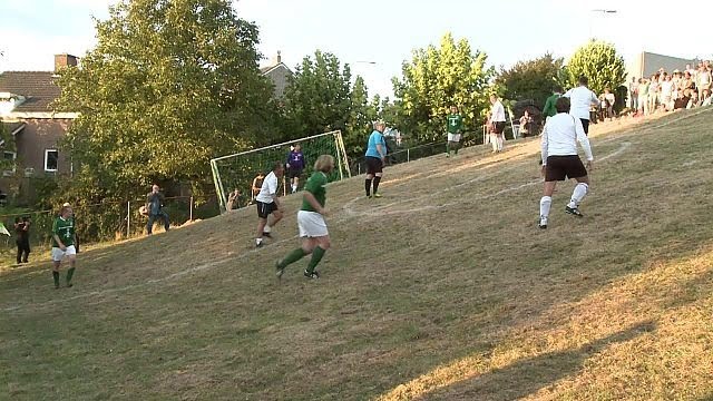 Voetballen op hellend vlak
