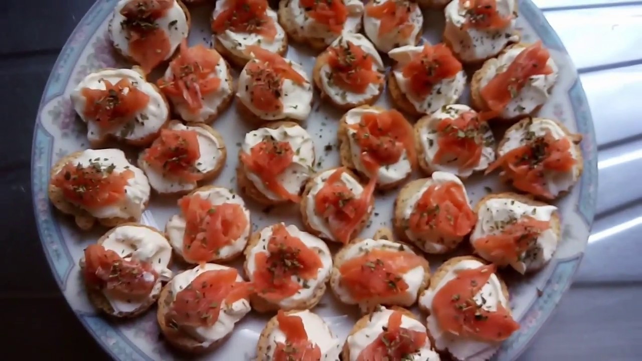 CANAPÉS DE SALMÃO SUPER FÁCIL