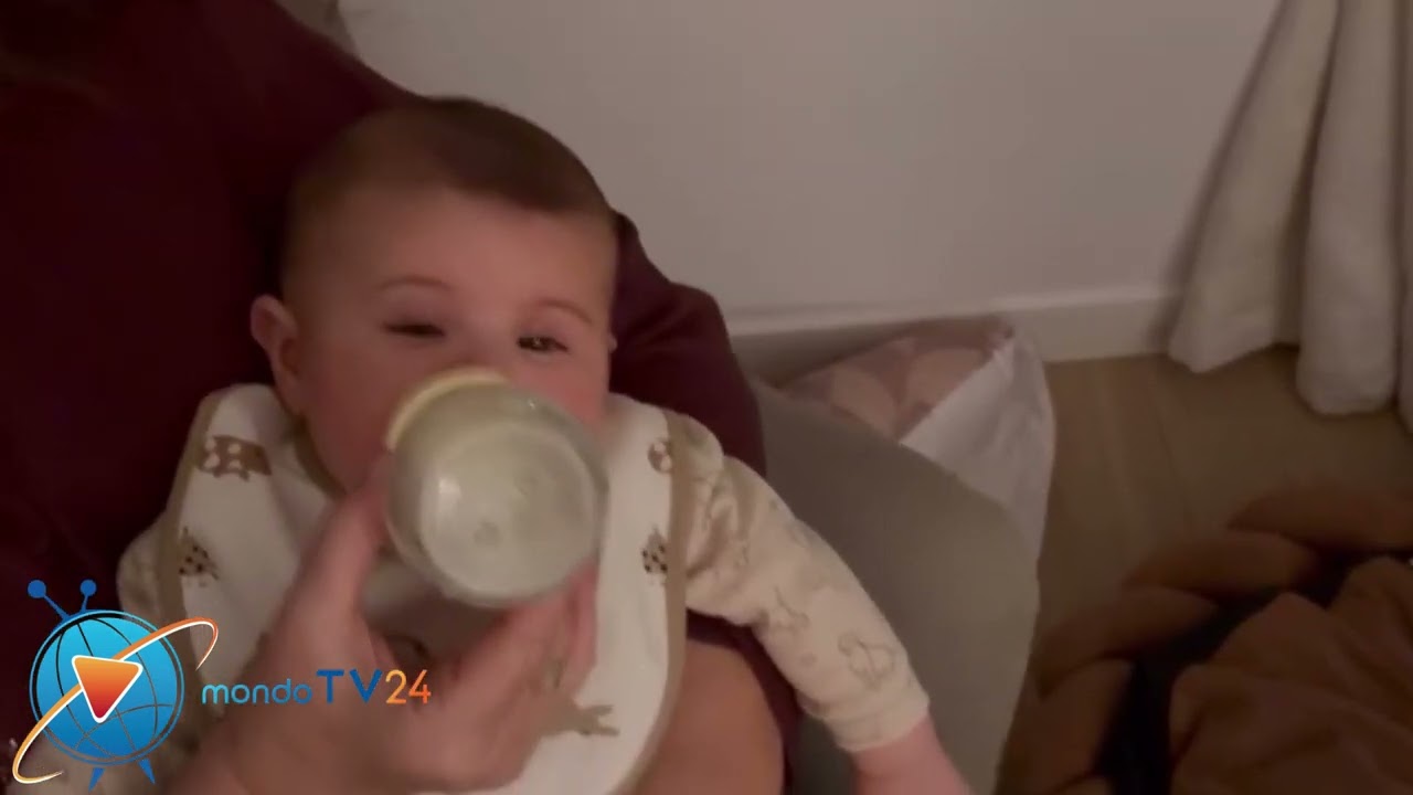Ignazio Moser e la nonna di Clarita mentre la coccolano e la fanno addormentare 