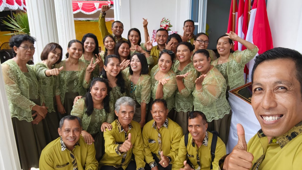 lagu MARILAH KITA MEMUJI Cipt. P. Piet Wani SVD meramaikan acara peresmian kantor desa batu cermin 