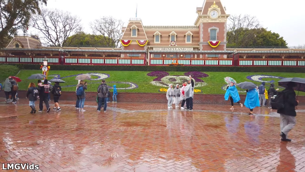 Disneyland Park - Complete Tour in the Rain (4K 60fps) California 2019