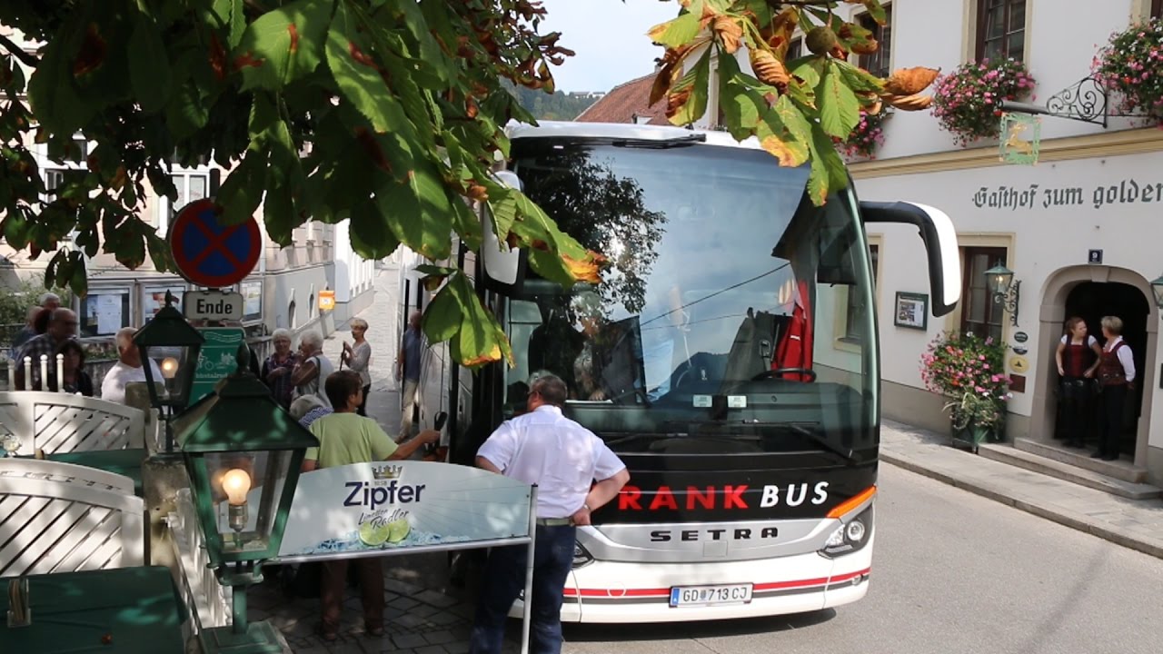 Busreisende kommen zum Goldenen Hirschen in Ybbsitz in der Eisenstra&szlig;e
