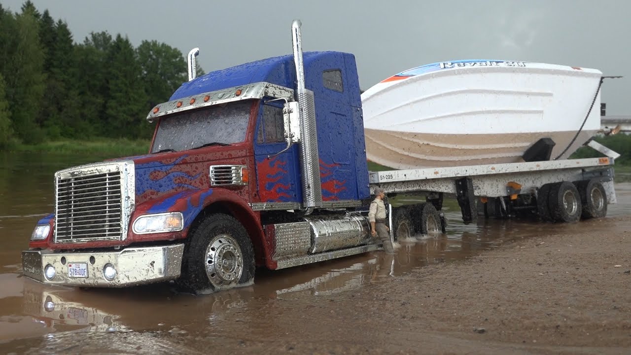 ГРУЗОВИК с катером ЗАСТРЯЛ на берегу реки (Optimus Prime)
