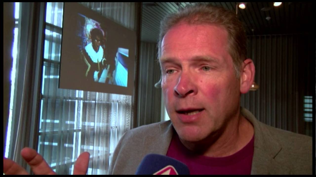 Erik van Muiswinkel overhandigt zijn hoofdpiet-schoenen aan Afrika Museum - Omroep Gelderland