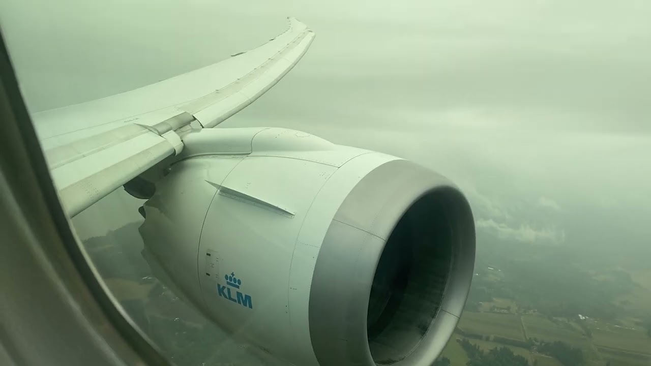 KLM boeing 787-9 arriving at KPDX