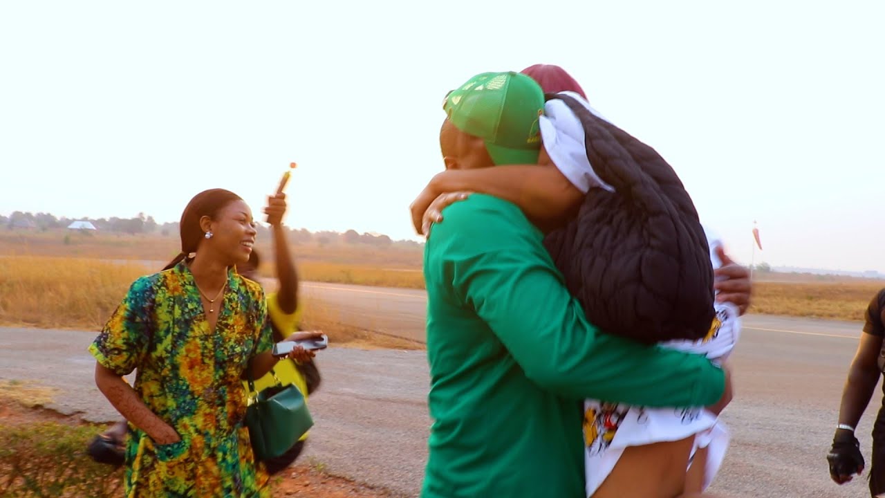VIDEO: ZUCHU ALIVYOBEBWA NA BABA LEVO JUU BAADA YA KUTUA AIRPORT KIGOMA