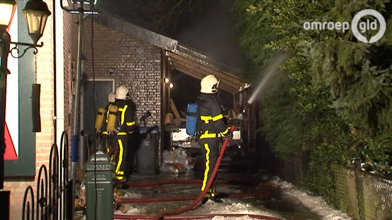 Deil: grote brand in schuur vol hout