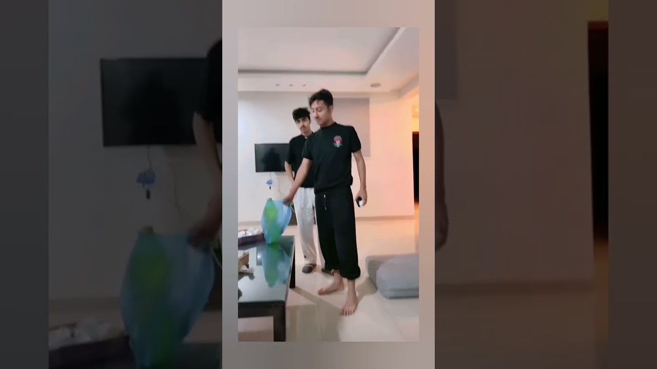 سنابات احمد المحسن قبل دخولهم القريه كان بيصير حادث له مع معاذ😬😭