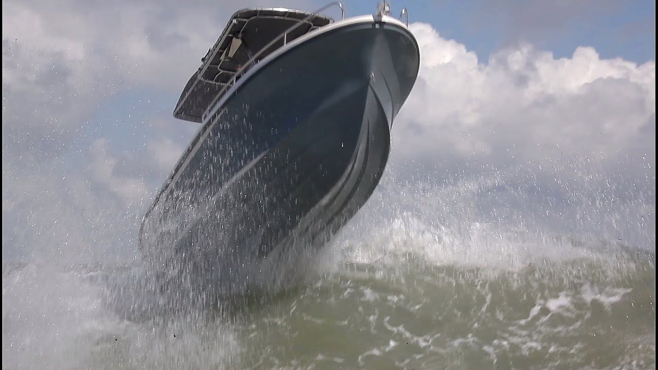 OCQUETEAU - PLAYING IN THE WAVES WITH OSTREA 600 T-TOP & 700-270 HP