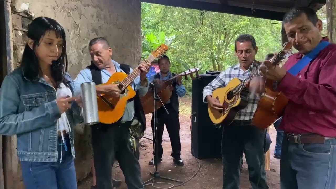 cantando  y practicando  por primera vez  el  Güiro