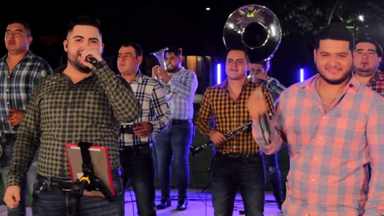 Entre Perico Y Perico (En Vivo) - Banda Corona Del Rey