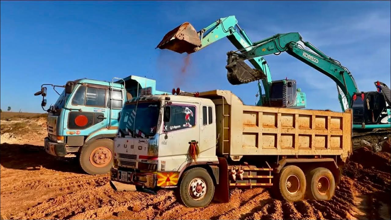 The driver of the earth moving truck is like abusing the excavator driver, and he has no rest