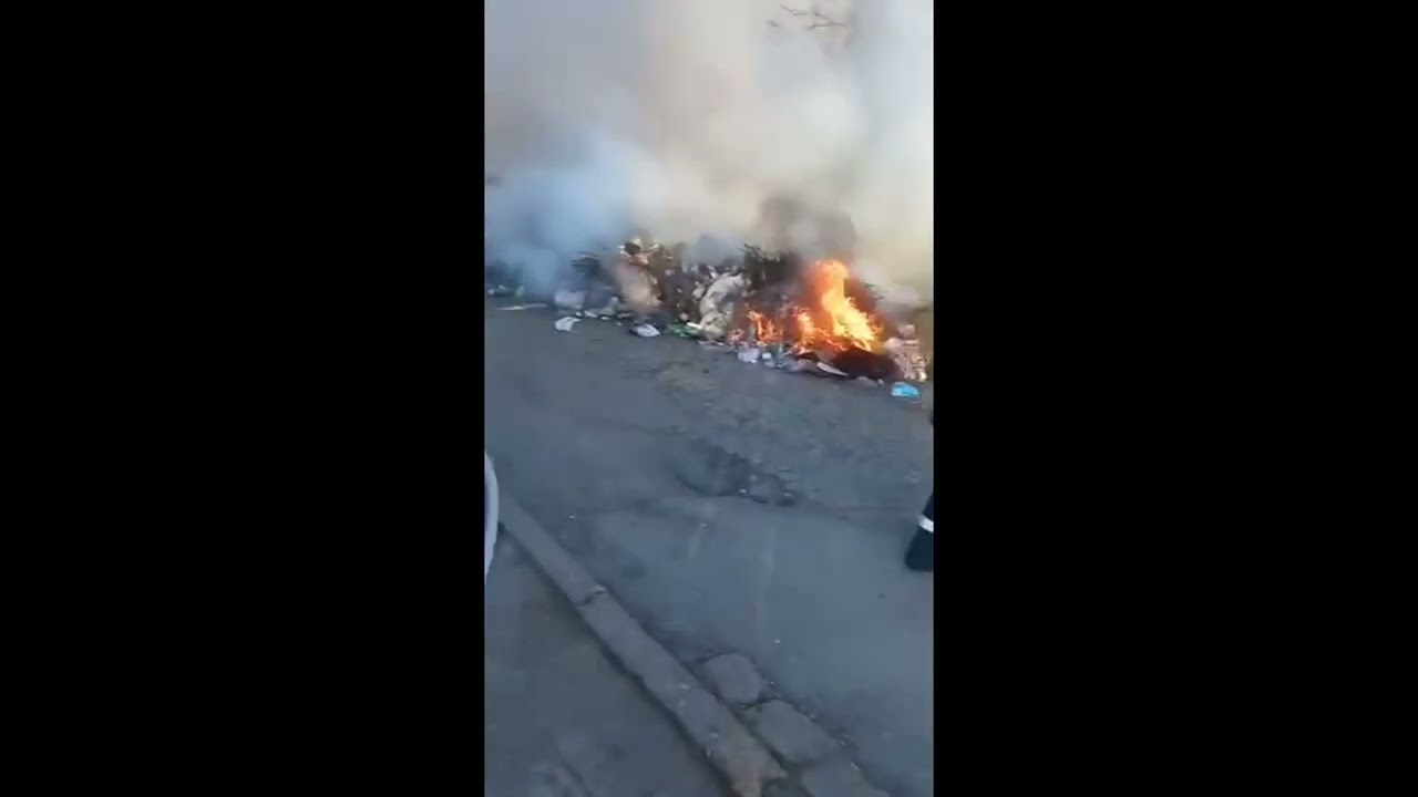 Изхвърлена жар в контейнерите запали боклука в два камиона в Русе