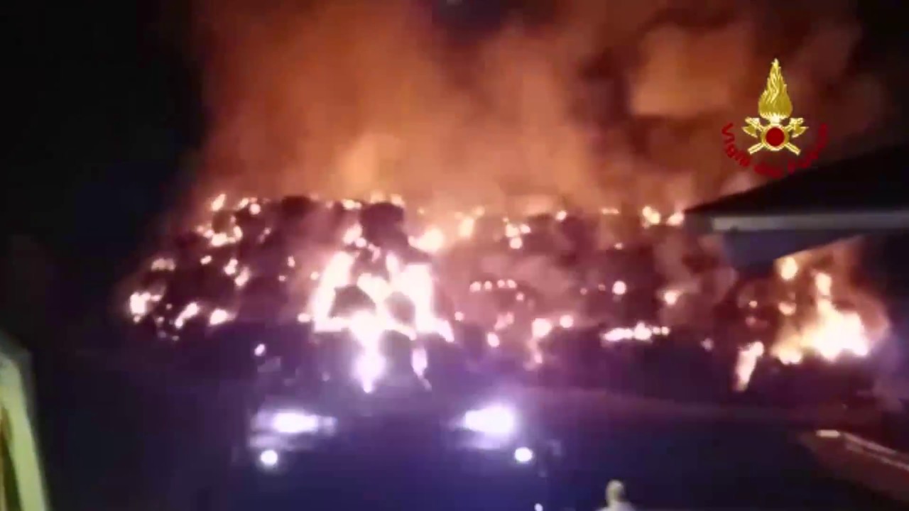 ZEVIO, A FUOCO 4000 QUINTALI DI PAGLIA