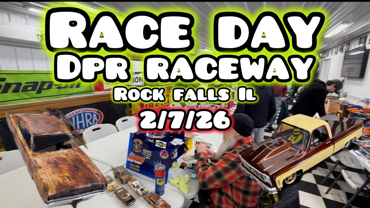 Гонки на моделях автомобилей масштаба 1/24 на трассе DPR Raceway в Рок-Фоллс, Иллинойс.