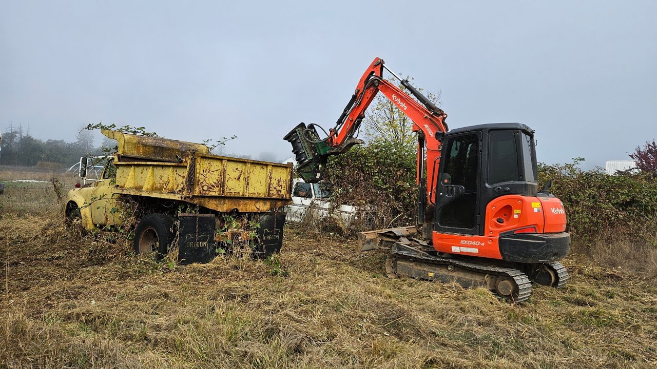 В поисках забытых символов с экскаватором Kubota KX 040 4 и FX36 Defender