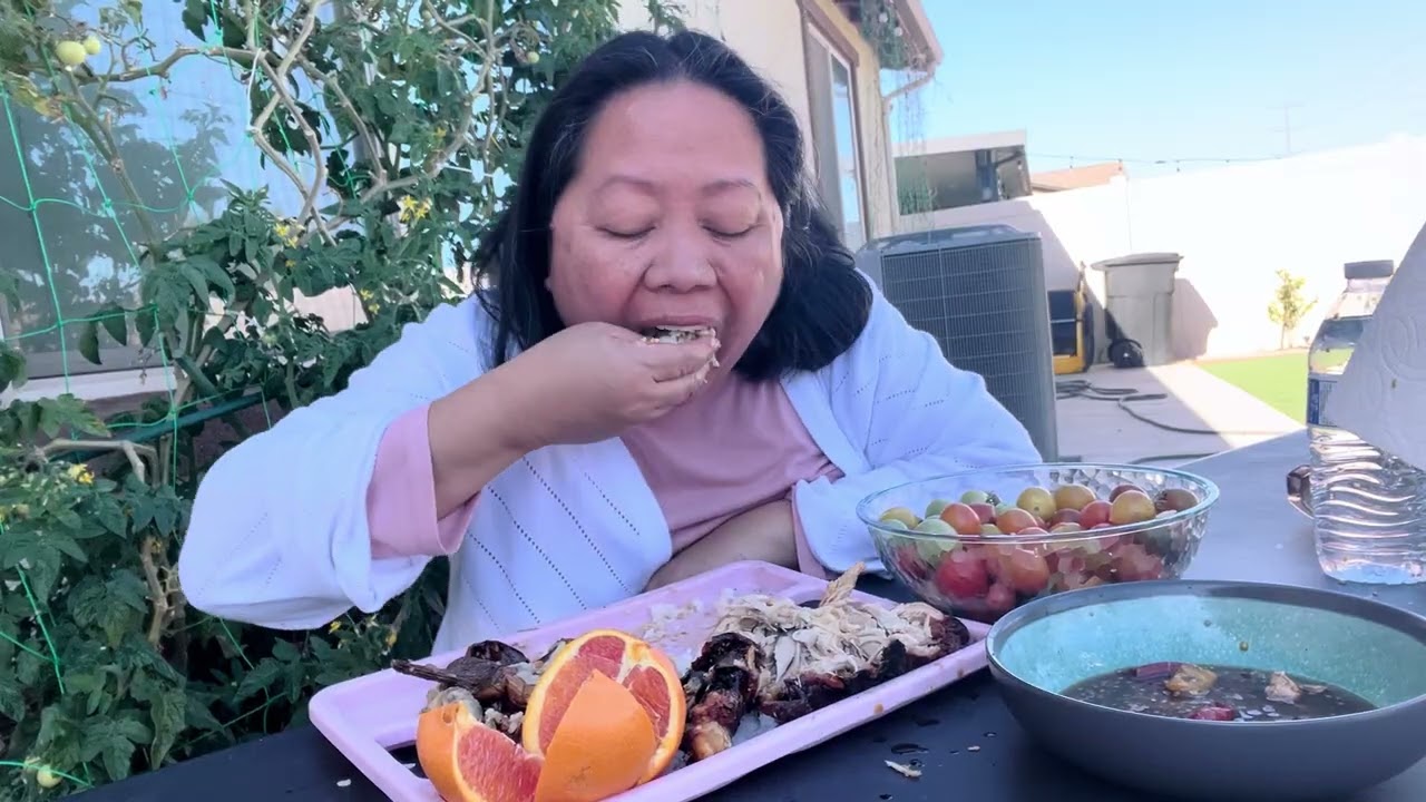 Masarap kumain sa likod ng bahay pag may inihaw na talong na may masarap na sawsawan.