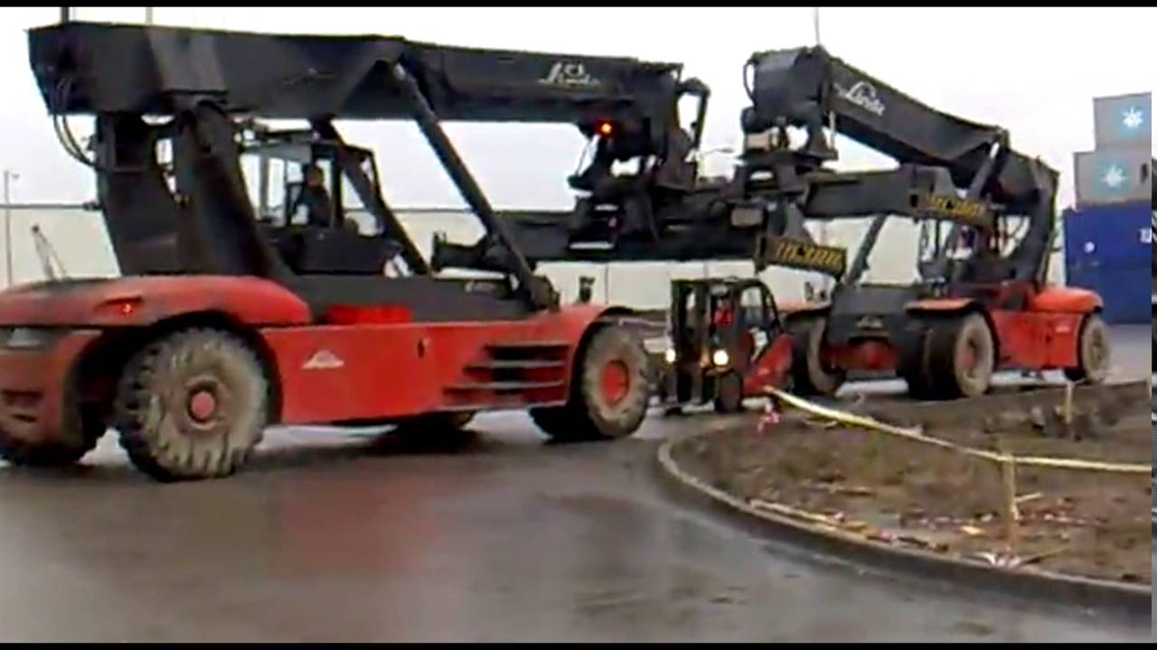 ПРИКОЛ НА РАБОТЕ ЗАЖИМАЕМ ДВУМЯ LINDA C453 ПОГРУЗЧИК