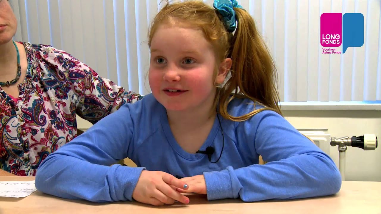Julia (8) kijkt met de dokter hoe het met haar longen gaat.