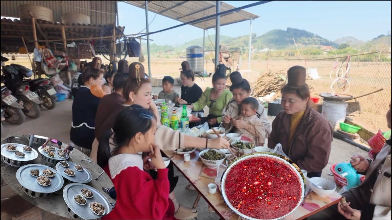 Lễ cúng mời linh hồn người đã mất về gia đình mình của người Thái Tây Bắc . Hiền Vlogs
