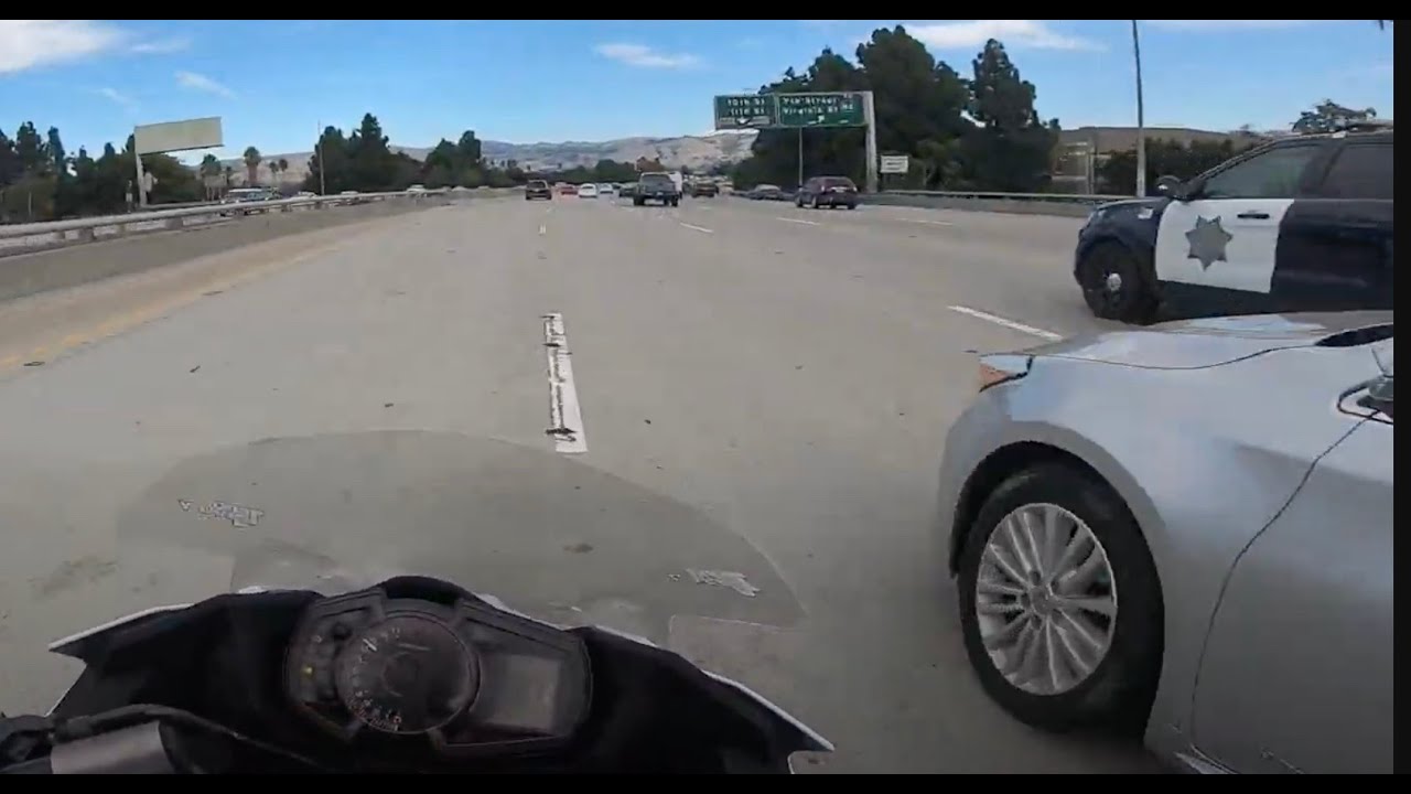 Kawasaki Ninja 400 Avoiding Light Freeway Traffic ✌️
