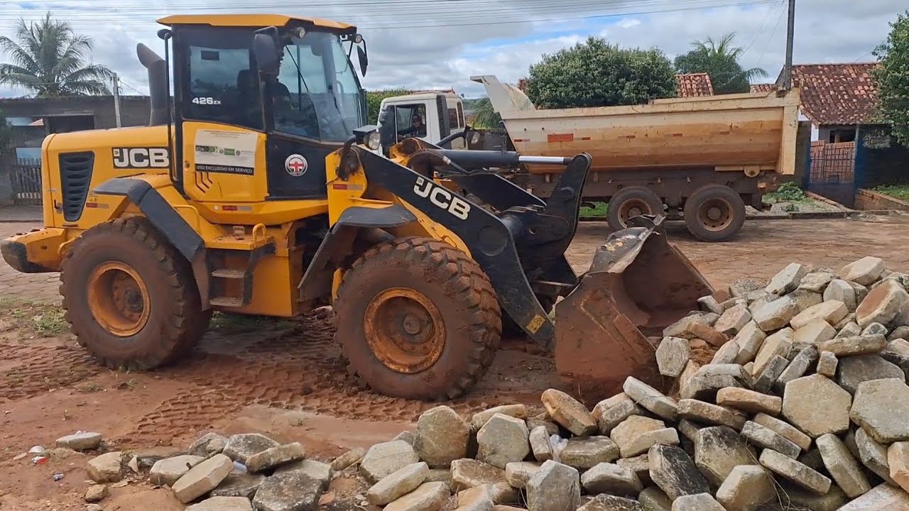   CARREGANDO BLOQUETE COM CHÃO MOLHADO  PÁ CARREGADEIRA  426ZX 