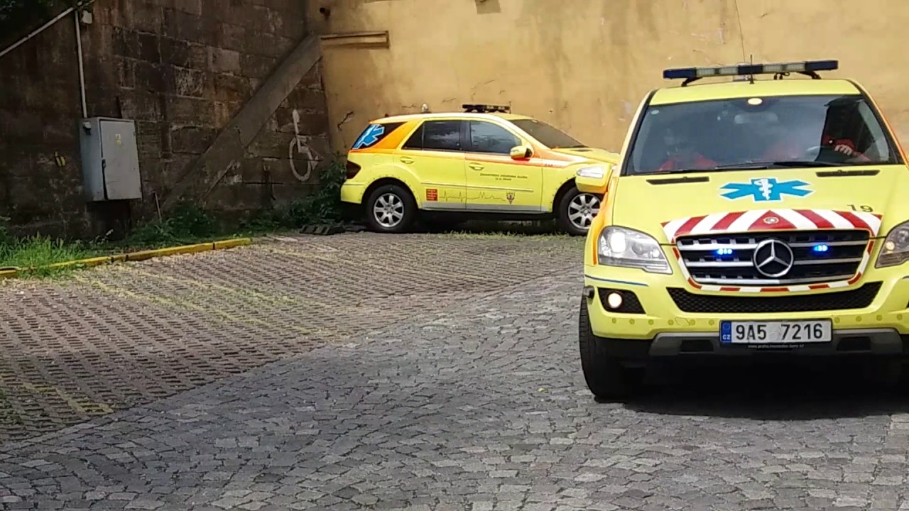 Praha Prague ZZSHMP Prague EMS Doctor car RLP responding code 3 using Wail