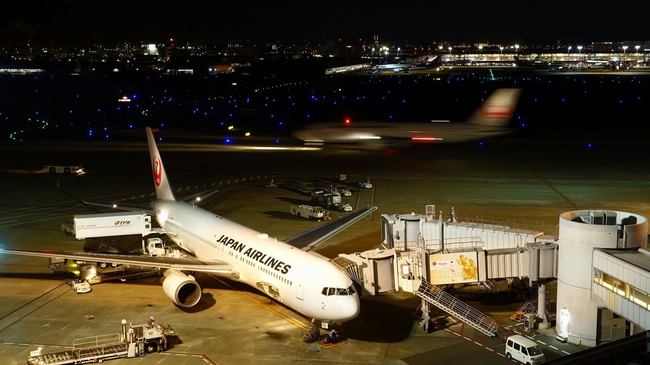 Tokyo International Airport Time Lapse