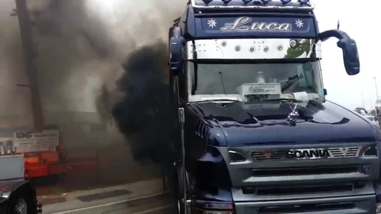 www.truck-pics.eu presents: Sarantos vs Luca Rimorchio at 3F Discio Truck, Italy. Going up in smoke!