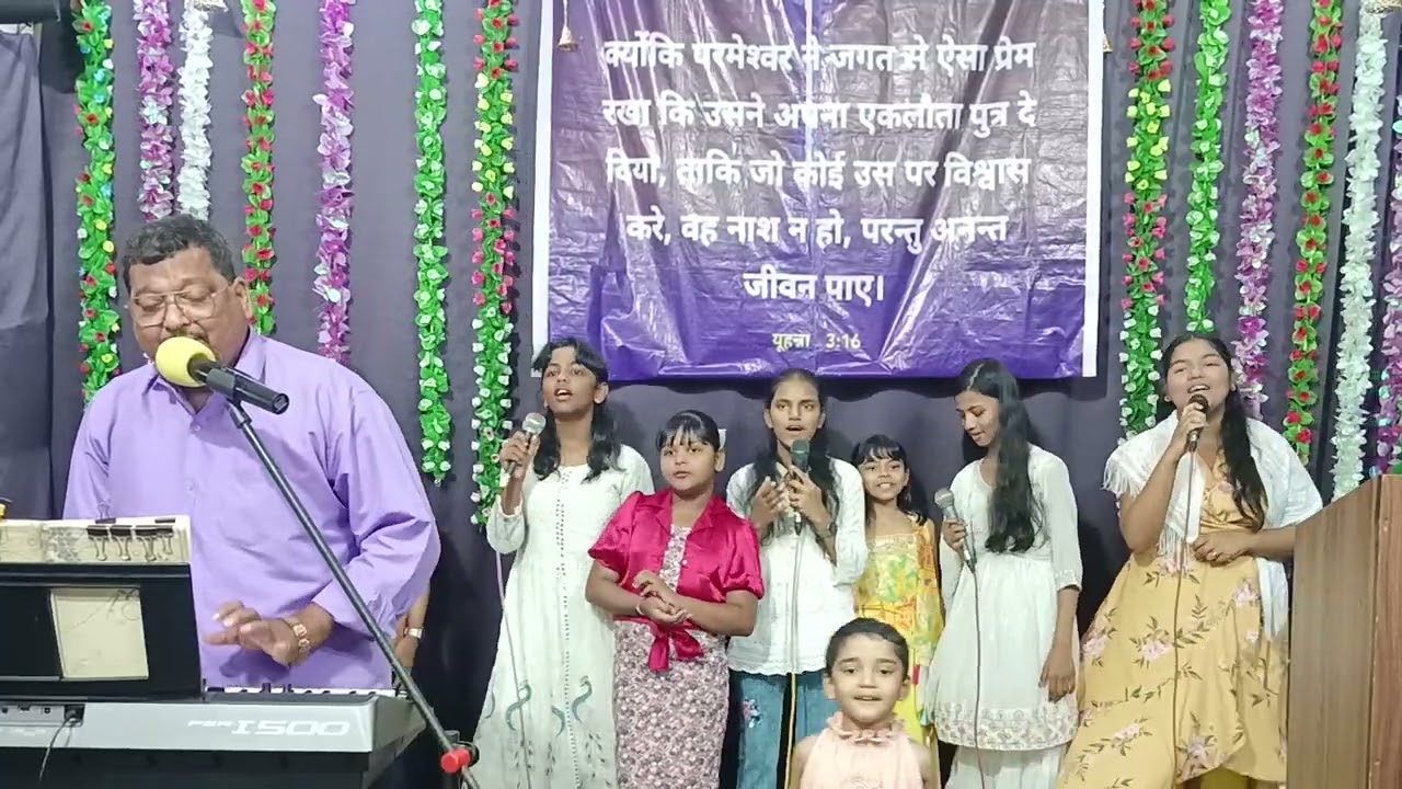 Children worshiping the lord 