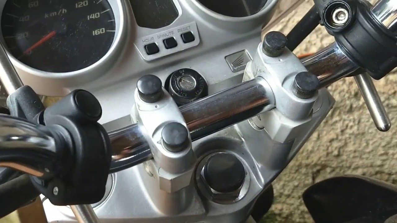 Como fixar bolha universal GIVI na moto Twister 250.