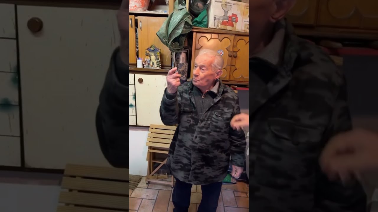 Nonno Faustino copre la moto mentre Filiberto gli da fastidio😂🐊