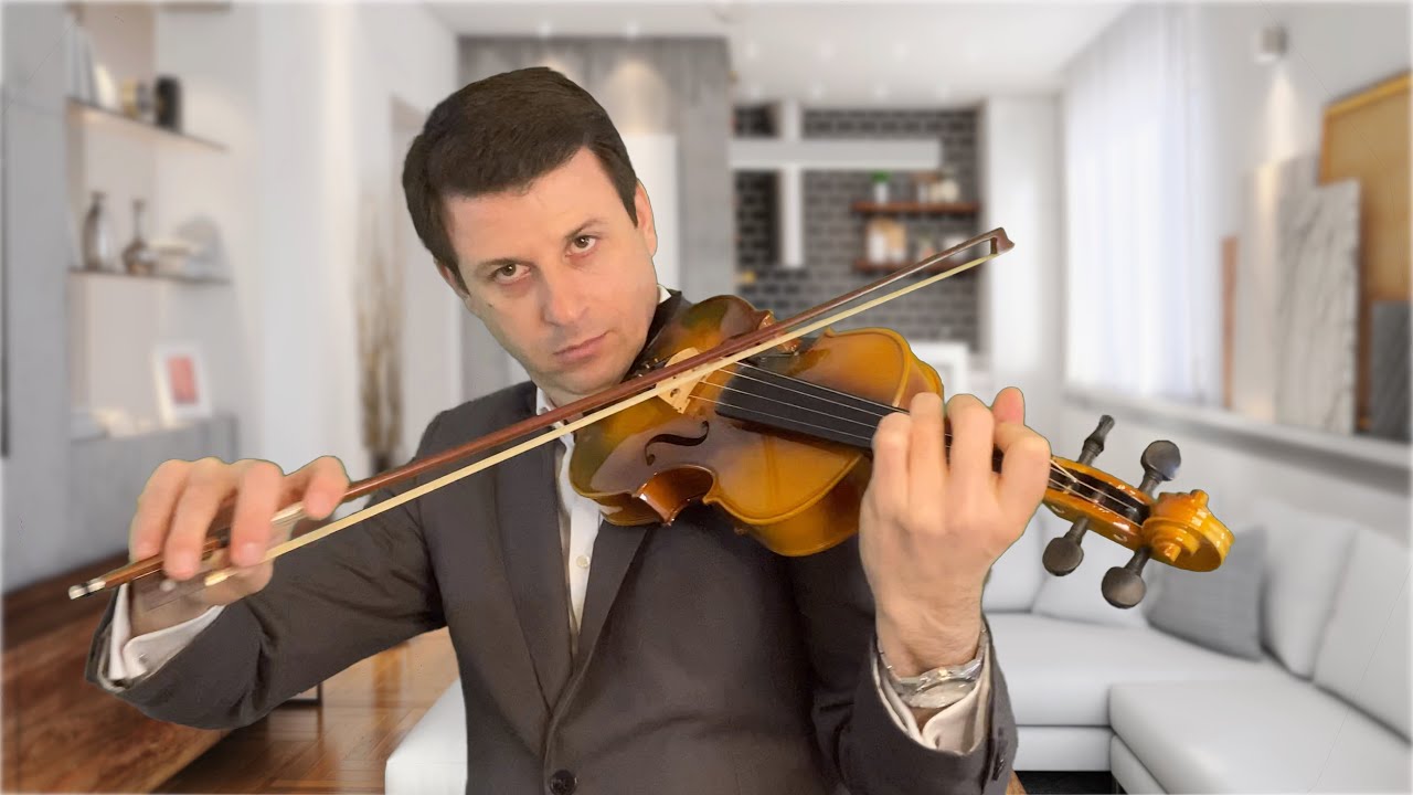 أحمد فاخوري يعزف الكمان