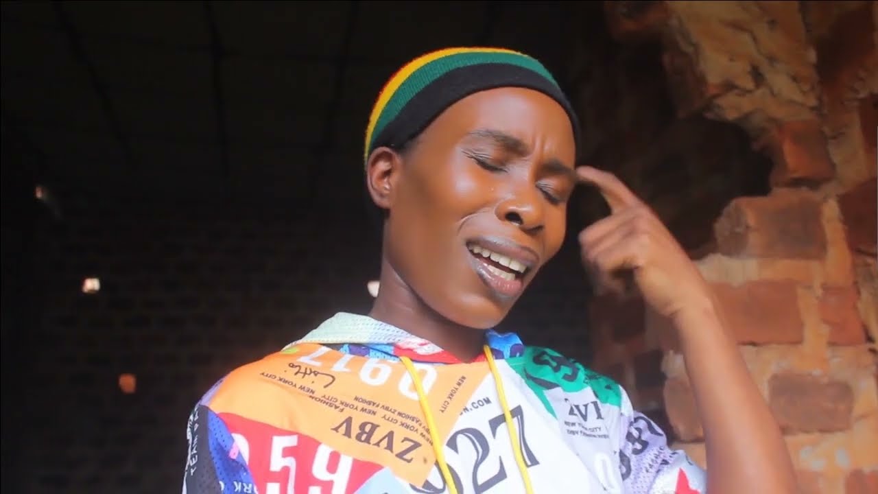 Ekyaalo kyabatagaliza vj Emmy official.Eddogo alitadde mu pajama zinadda okunywa