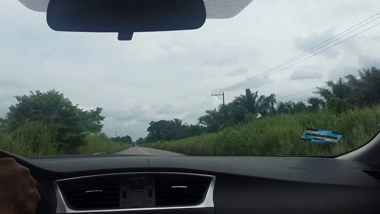 Vista de viaje en carro por carretera