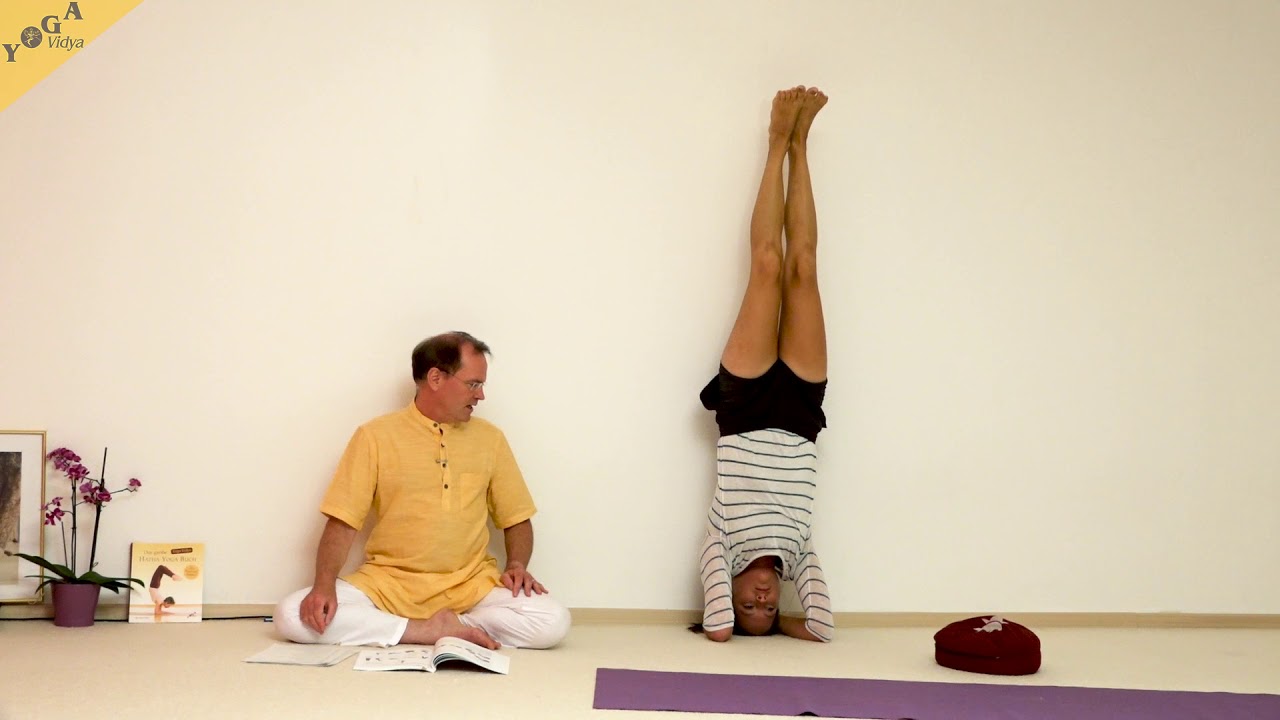 Kopfstand gegen die Wand - zwei Variationen - Yoga Asana Lexikon