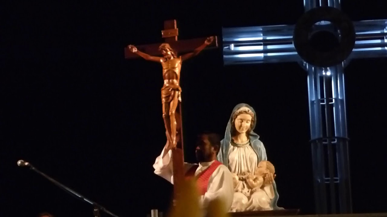Bendición del Padre Ignacio Peries en su 40° Vía Crucis en la Parroquia Natividad del Señor