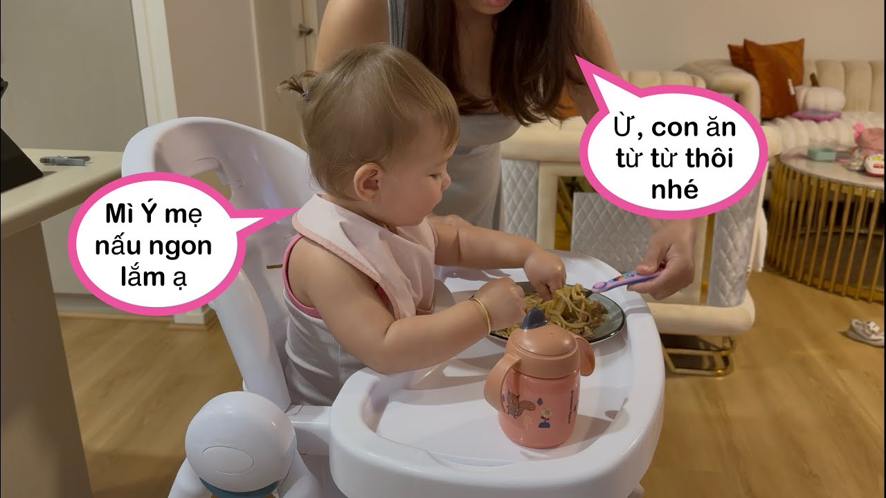 AYLA GIỜ THÍCH CHƠI ĐÁ BÓNG, CHIỀU MẸ CHO RA VƯỜN CHƠI MỆT NGHỈ 