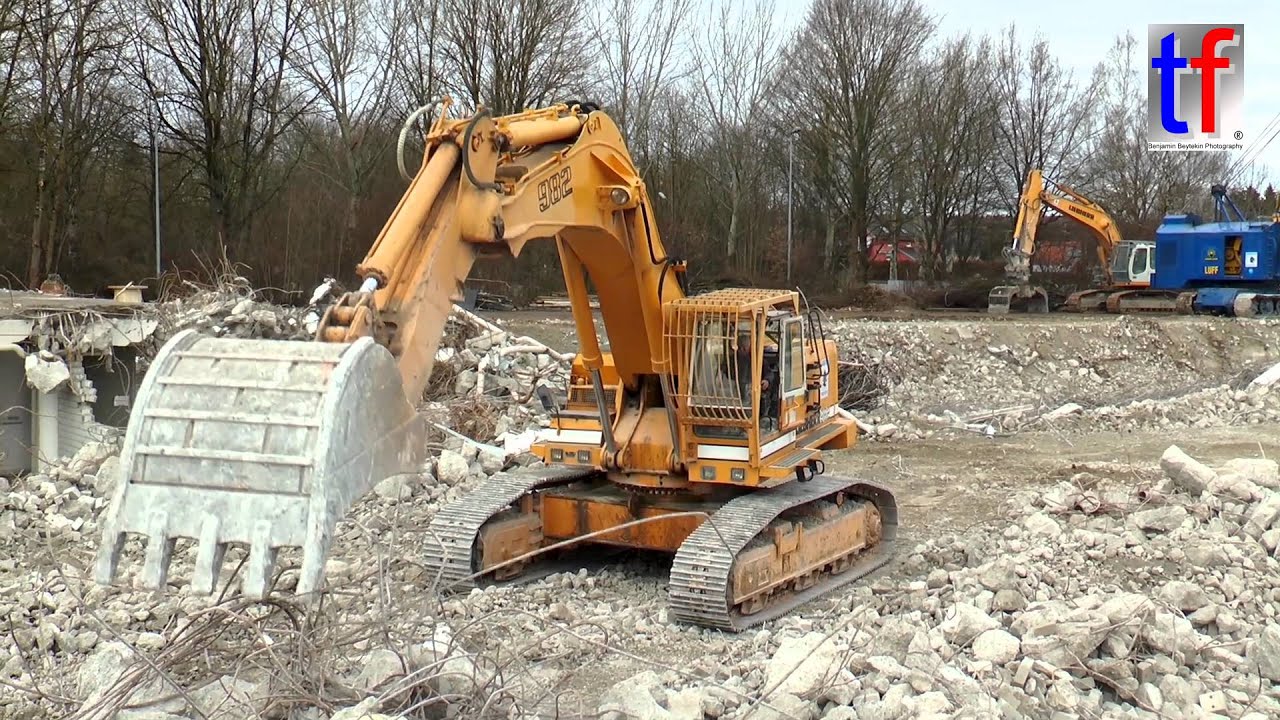 Liebherr R 982 Fa. LUFF @ Work / Abbruch Telekom München-Aubing, Germany, 11.02.2016.