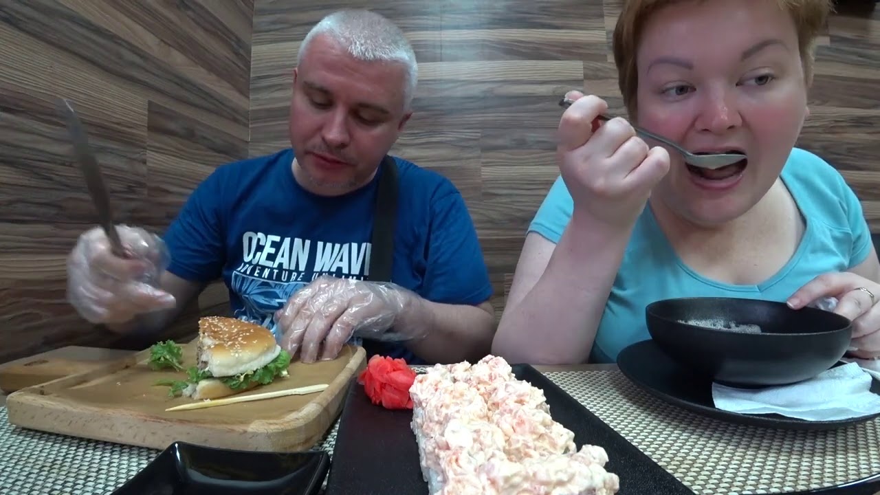 Мукбанг очень ВКУСНО 🍣🍔но очень ДОРОГО 💸 Проверяем кафе в Сочи Адлер 🌴🌊 Роллы и Бургеры