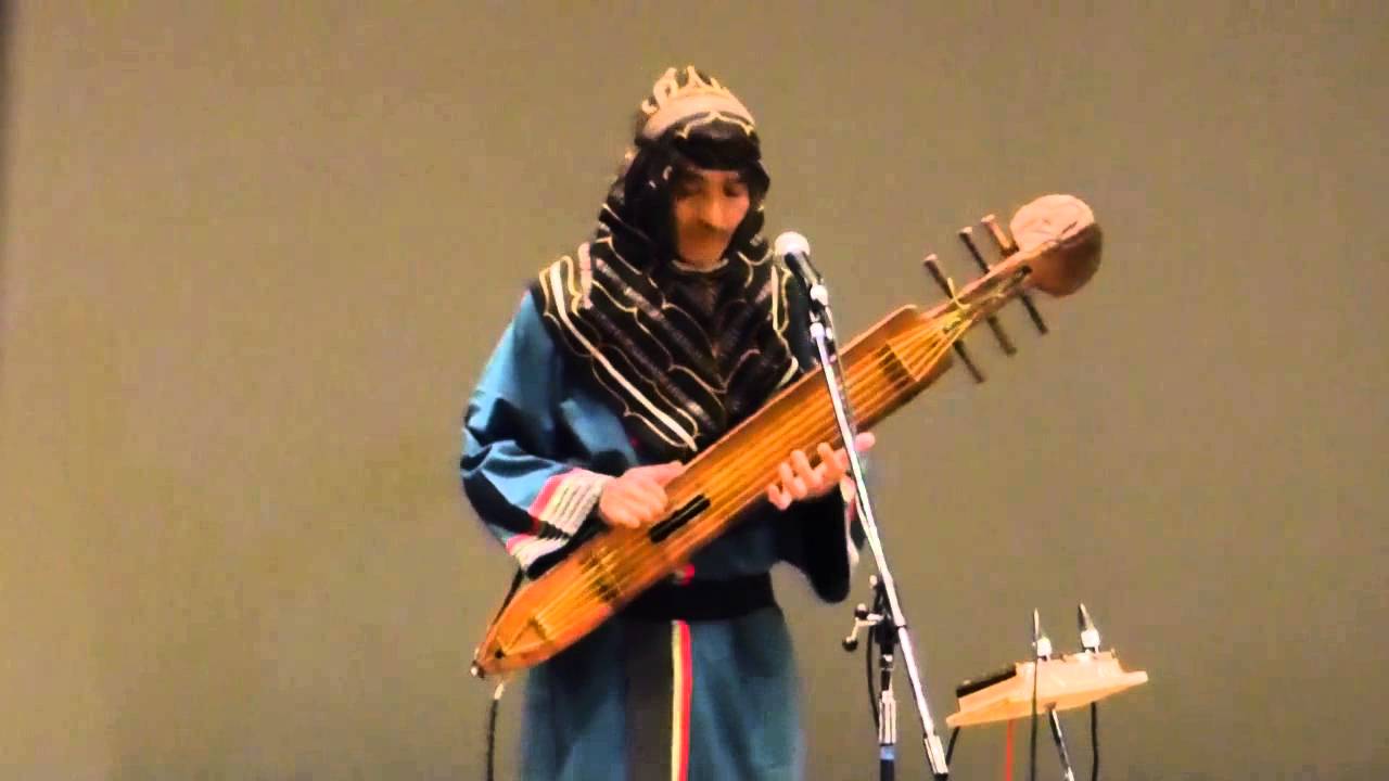 Oki Kano performing