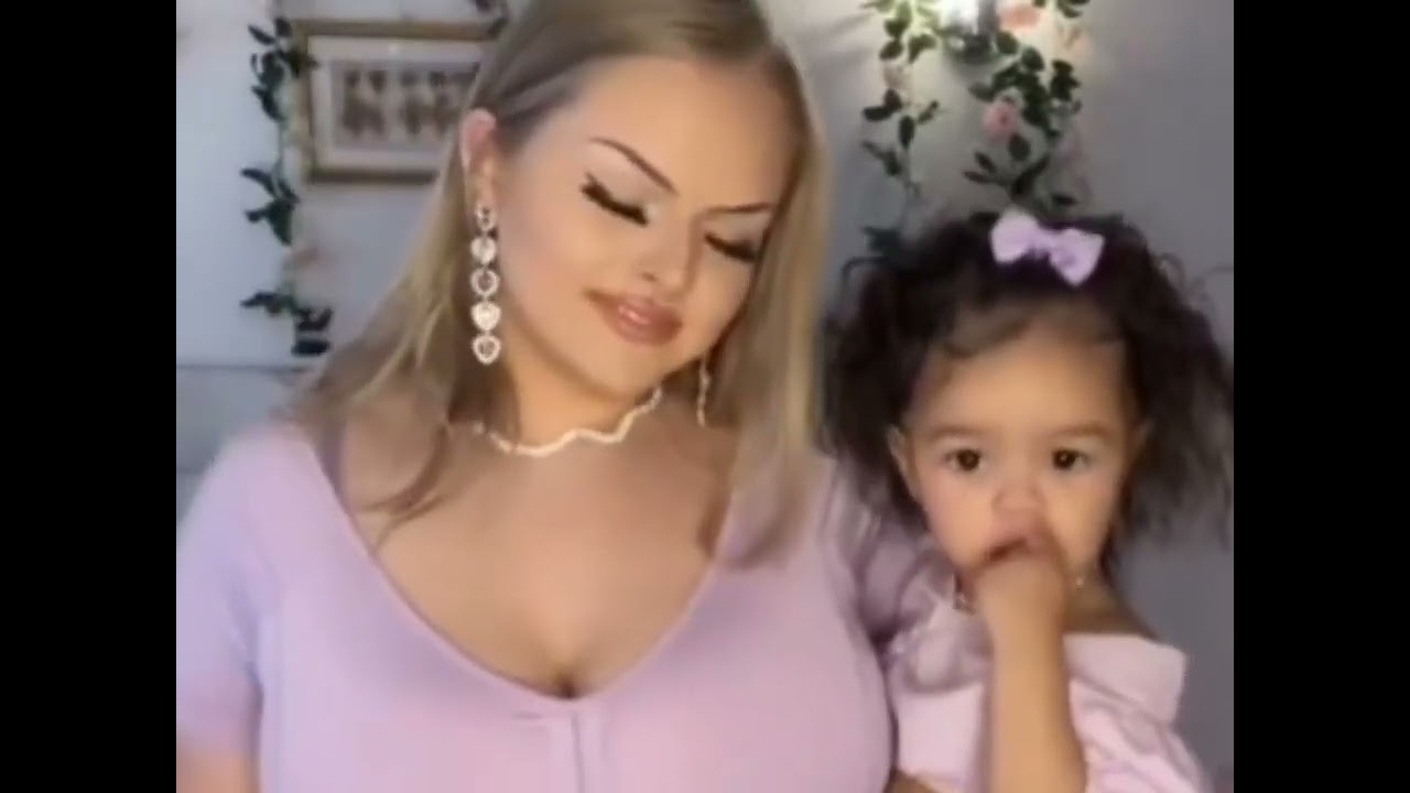 Stan Twitter: Woman Dancing while her breasts violently beat her child 💅✨