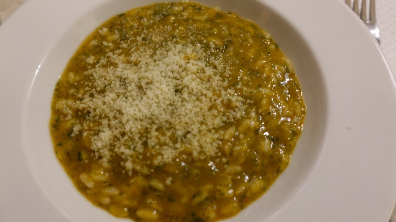 Passato di verdure con riso. Una densa, squisita minestra rifinita con Parmigiano grattugiato.