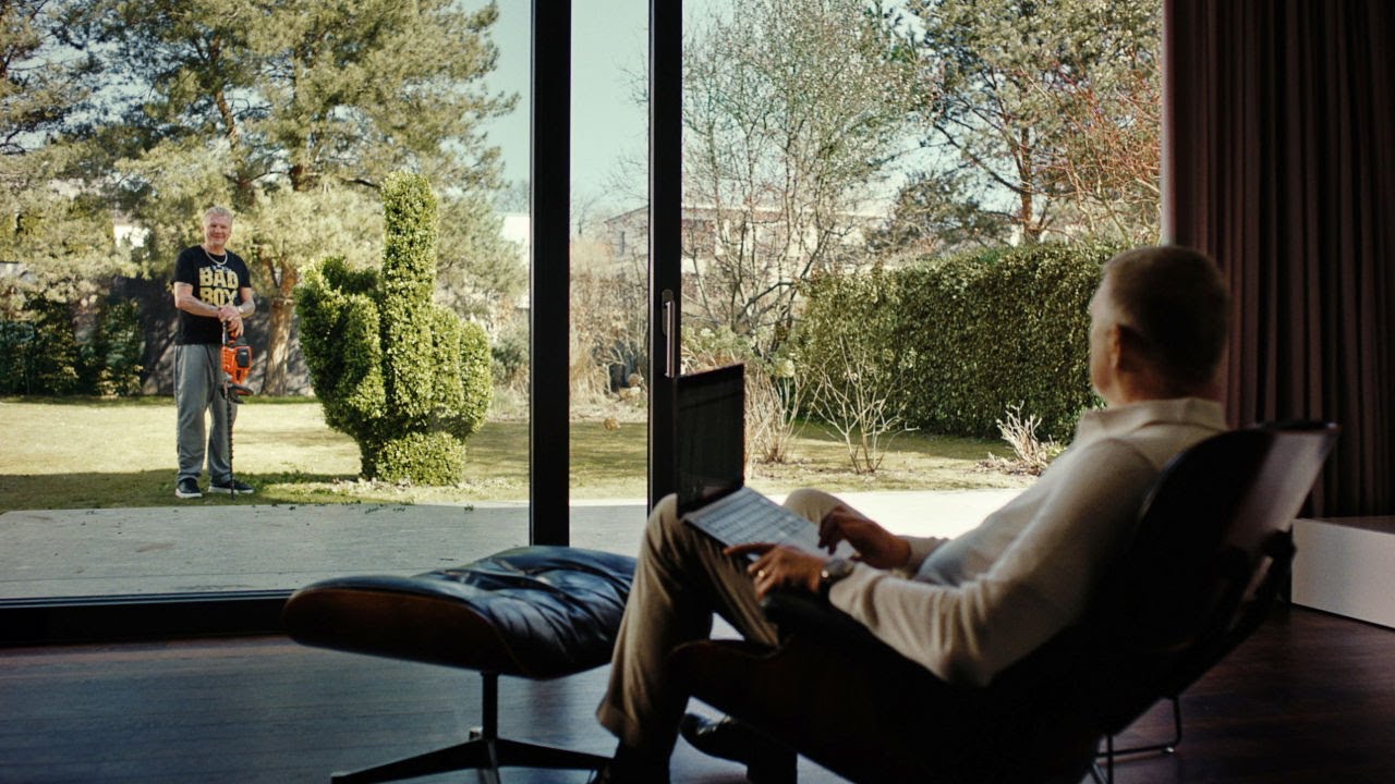 Boris Becker und Stefan Effenberg | Mittelfinger | TV-Spot 2025 | fenster.com