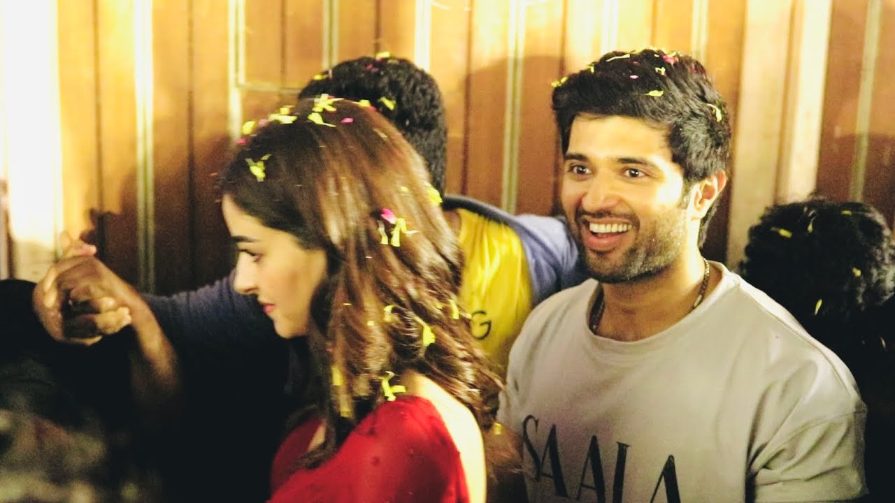 Vijay Devarakonda grand Entry at Sudarshan Theatre | LIGER Vijay Devarakonda Ananya Panday Trailer