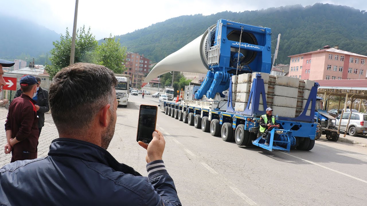 Rüzgar enerji santrali türbininin devasa kanadı taşındı